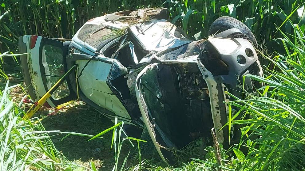 Mulher morre e homem fica gravemente ferido em colisão com caminhão na PR-180