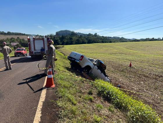 Motociclista morre prensado por caminhonete após violenta colisão na PR-475