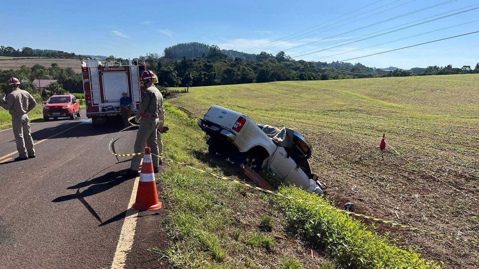 Motociclista morre prensado por caminhonete após violenta colisão na PR-475