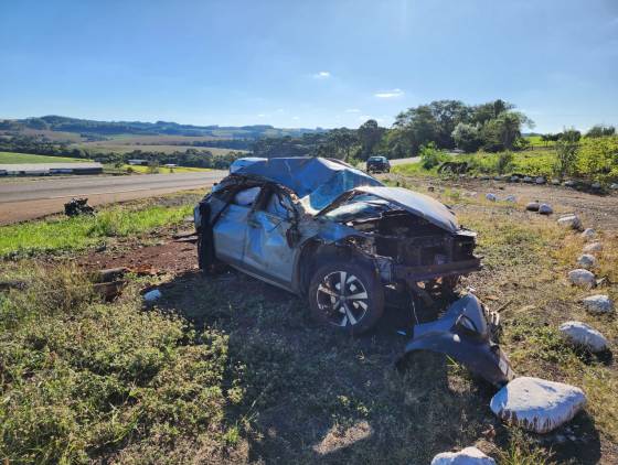 Nivus fica destruído após capotamento na PR-493 entre Itapejara do Oeste e Pato Branco