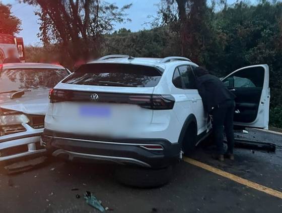 Homem morre e duas pessoas ficam feridas após violenta colisão na PR-886 em Ampére