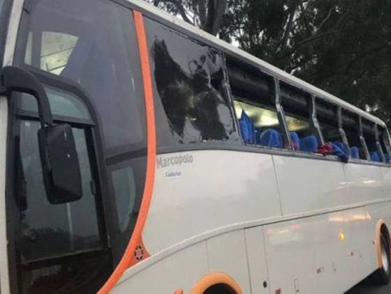 Ônibus que transportava 42 crianças se envolve em acidente e deixa dois feridos, na BR-470