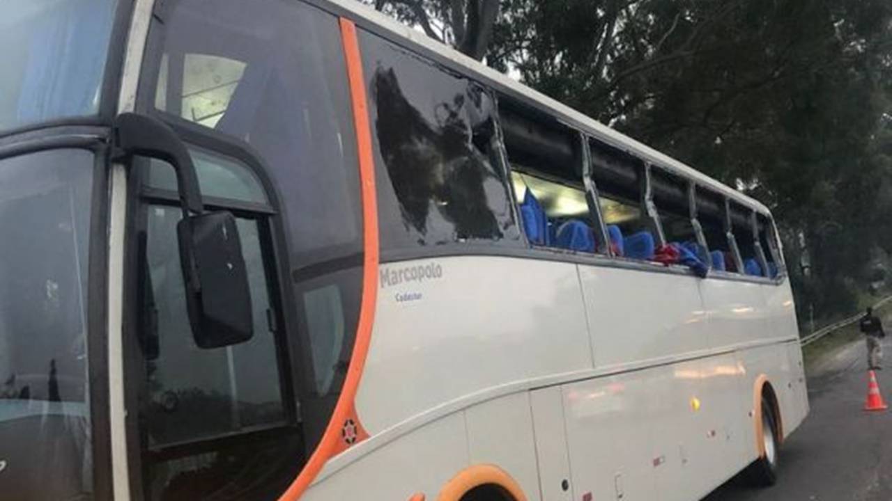 Ônibus que transportava 42 crianças se envolve em acidente e deixa dois feridos, na BR-470