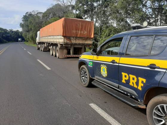 PRF apreende 600 mil maços de cigarros em Chopinzinho