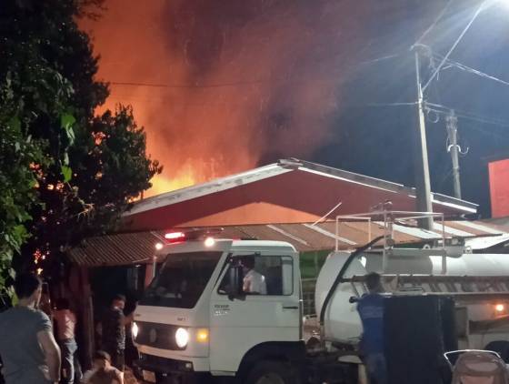 Incêndio destrói residência no bairro Alto da Colina em Itapejara D'Oeste