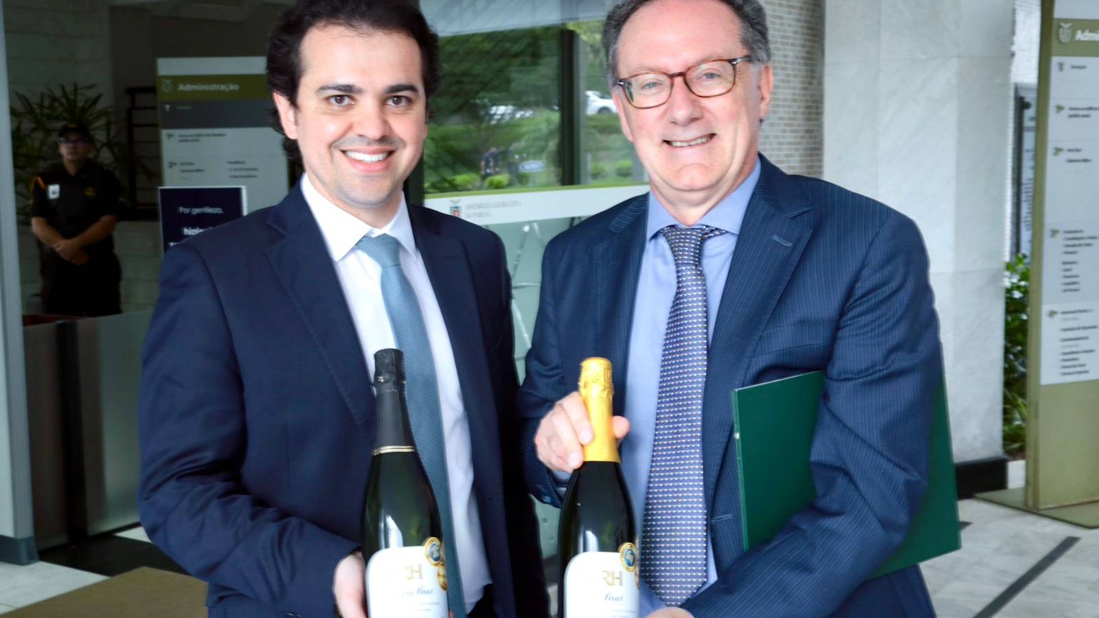Salvatore Di Venezia, cônsul-geral da Itália, é presenteado com espumantes de Mariópolis