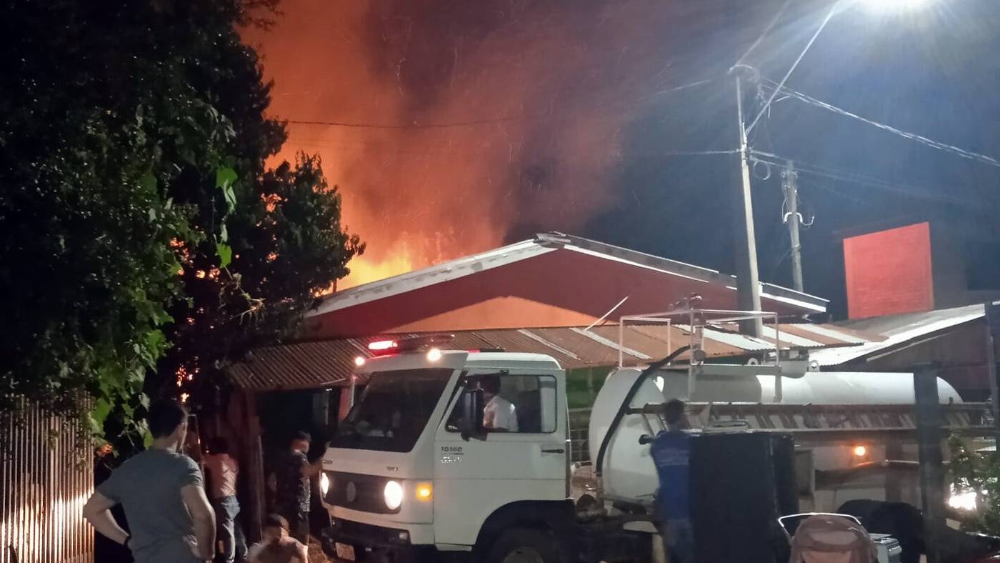 Incêndio destrói residência no bairro Alto da Colina em Itapejara D'Oeste