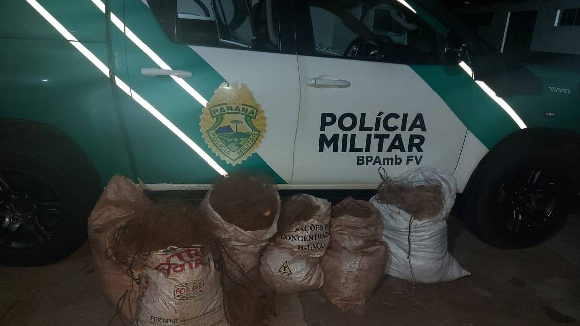 Polícia Ambiental apreende arma de fogo e 500 metros de redes de pesca predatória durante operação