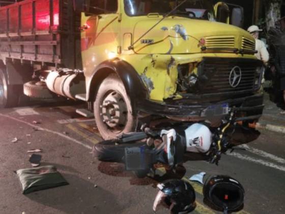 Acidente entre caminhão e moto deixa uma pessoa gravemente ferida em Francisco Beltrão