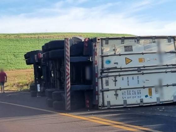 Caminhão câmara fria tomba na PR-493 entre Itapejara D’Oeste e Pato Branco