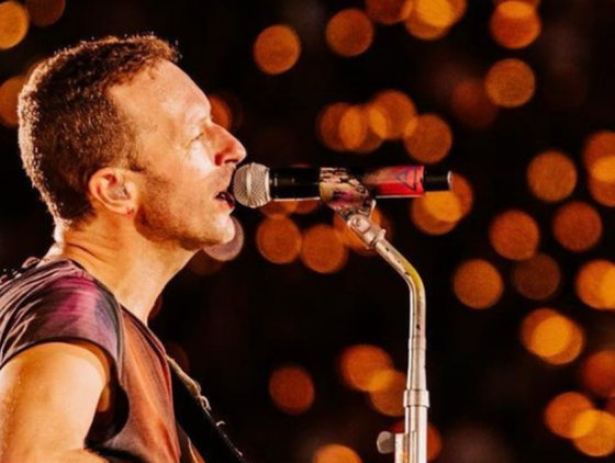 Chris Martin, do Coldplay, pede para fãs devolverem as pulseiras: "São caras"