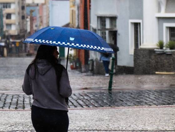 Massa de ar polar traz chuva e derruba temperatura, mas melhora o ar no Paraná
