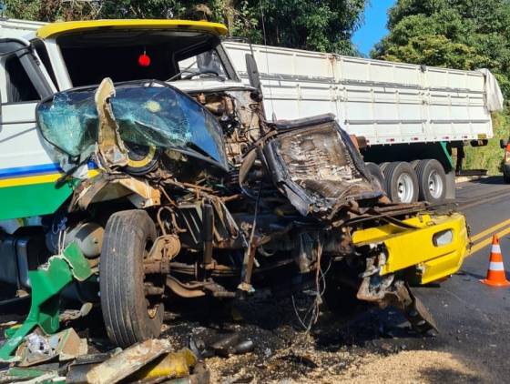 Engavetamento entre caminhões e automóvel deixa três pessoas feridas em Abelardo Luz