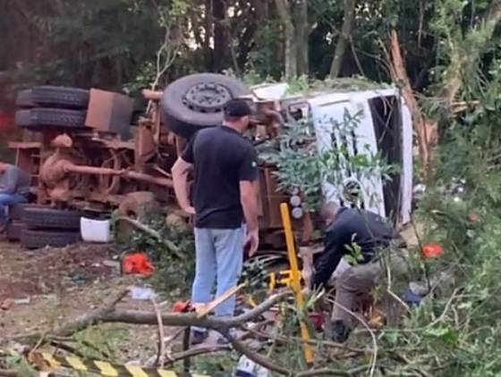 Tombamento de caminhão é registrado na PR-281 entre São Jorge do Oeste e São João