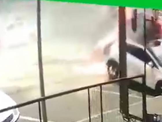 Imagens de câmera de segurança captam impressionante acidente com caminhão carregado de soja