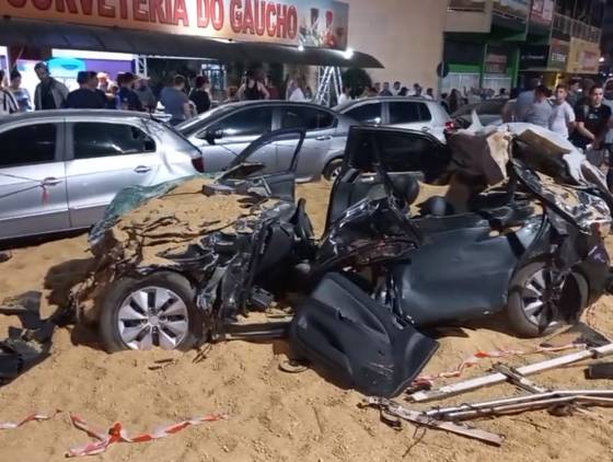 Caminhão carregado de soja fica sem freio e atinge mais 20 carros em Coronel Vivida