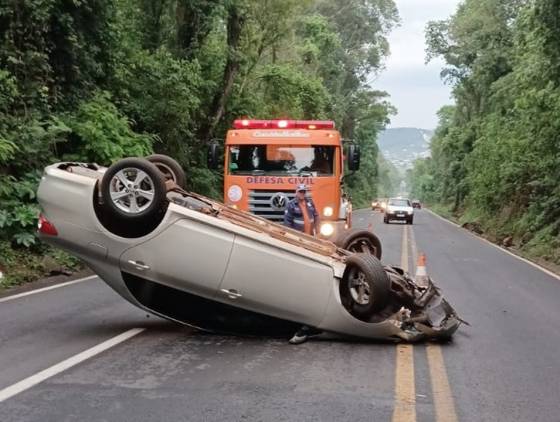 Saída de pista seguida de capotamento é registrada na PR-281 em Salto do Lontra