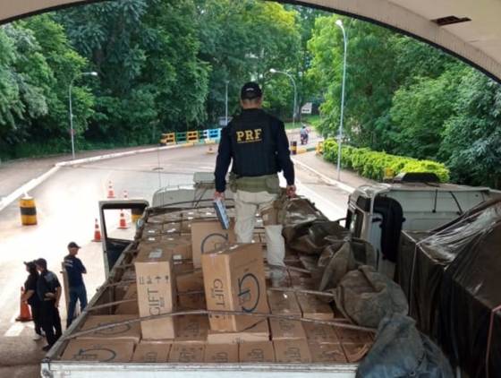 PRF apreende caminhão carregado com cigarros contrabandeados em Realeza