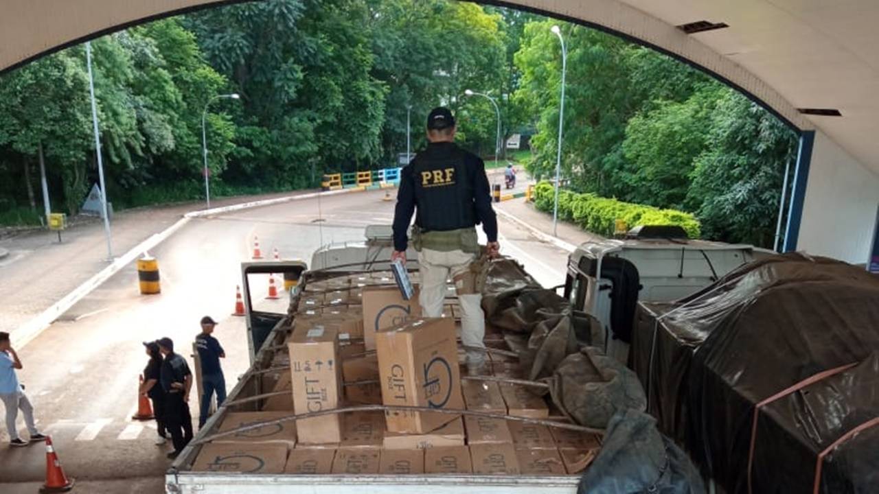 PRF apreende caminhão carregado com cigarros contrabandeados em Realeza