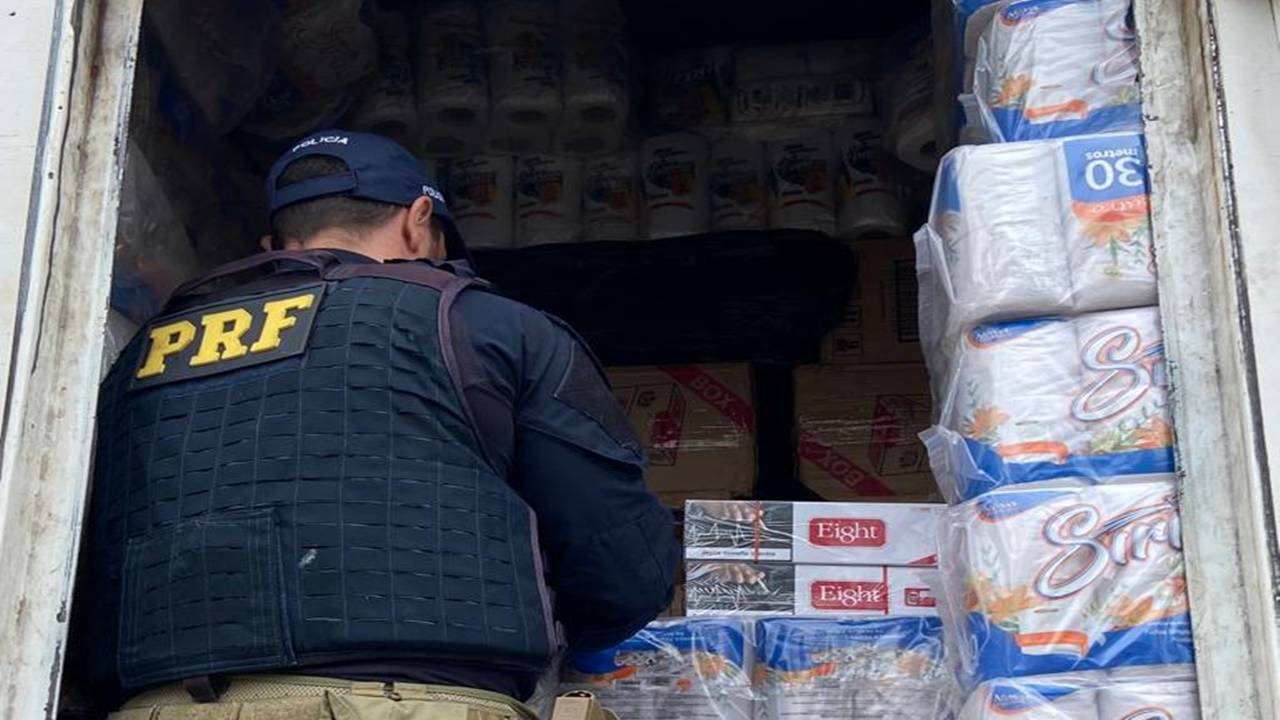 PRF apreende carga de cigarros em meio a de papel higiênico; A carga foi pega em Dionísio Cerqueira