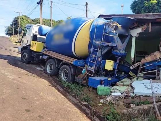 Caminhão carregado com concreto invade residência após apresentar problemas mecânicos em Chopinzinho