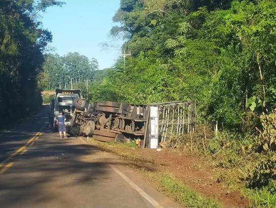 Caminhão sai da pista e acaba tombando na PR-473 no sentido Cruzeiro do Iguaçu a Dois Vizinhos