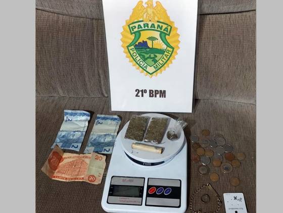 Homem é preso pela PM por tráfico de drogas após agredir a esposa, em Barracão