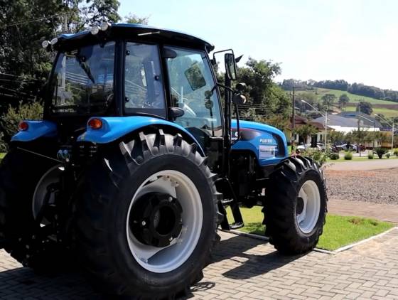 Município de Bom Jesus do Sul recebe novo trator agrícola