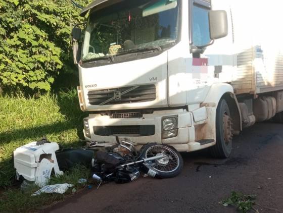 Motociclista sofre ferimentos após forte colisão com caminhão na PR-158