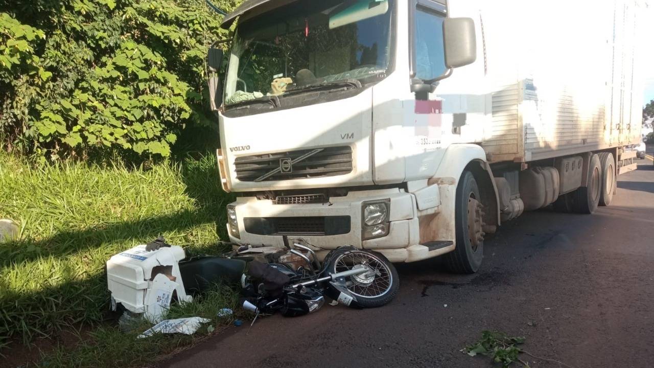 Motociclista sofre ferimentos após forte colisão com caminhão na PR-158