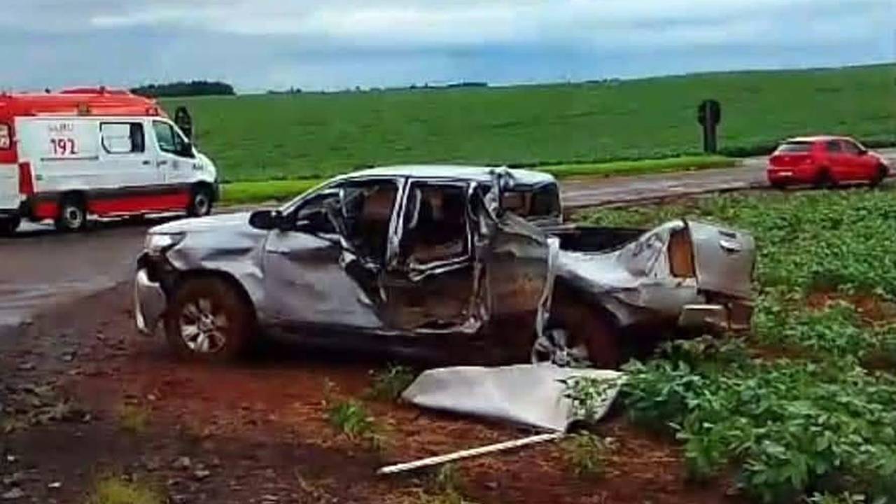 Colisão entre caminhonete e caminhão deixa idosa ferida gravemente na PR-182