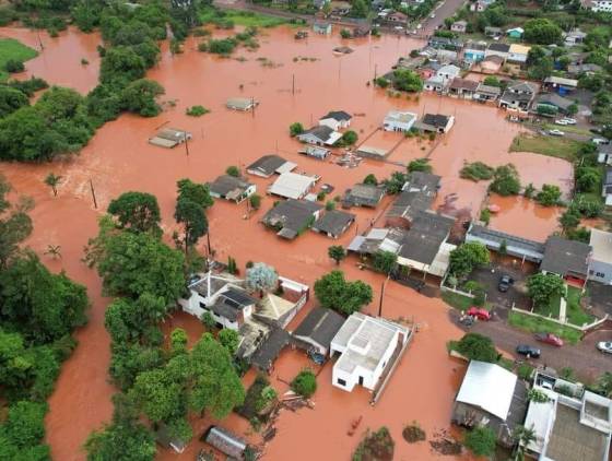 Santa Izabel do Oeste: Grande volume de chuva alaga ruas e casas