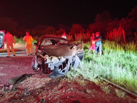 Três pessoas ficam feridas em colisão entre caminhão e carro na PR-475 em  Francisco Beltrão