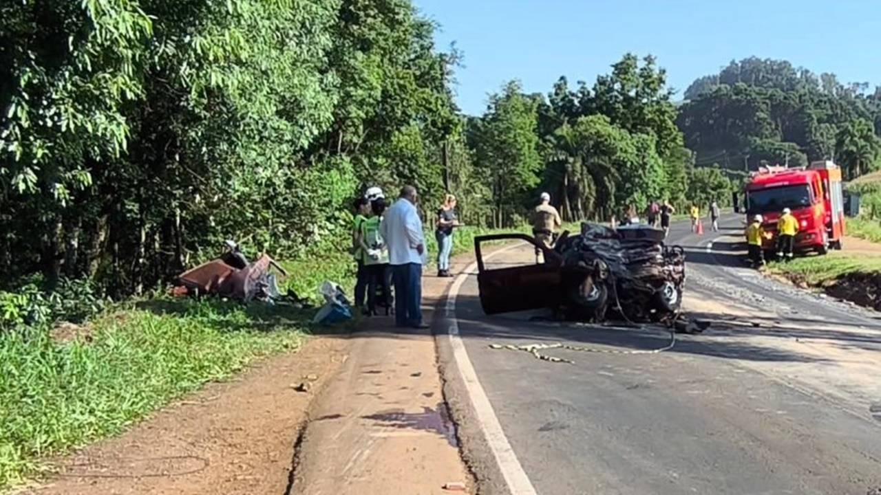 Três pessoas perdem a vida após violenta colisão entre carro de passeio e caminhão na SC-157