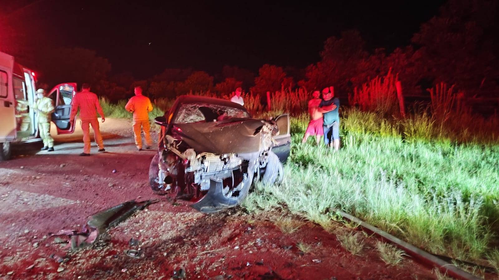 Três pessoas ficam feridas em colisão entre caminhão e carro na PR-475 em  Francisco Beltrão