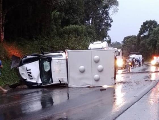 Viatura do IML de União da Vitória capota na BR-153