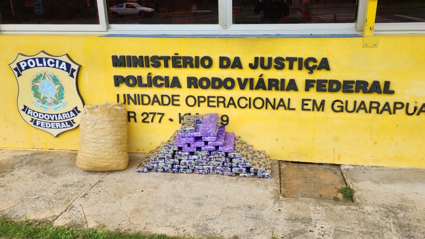 PRF apreende quase 50 quilos de maconha e skunk, em carro do sudoeste na BR-277 em Guarapuava