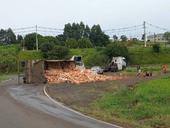 Carreta carregada com tijolos tomba no trevo da PR-483 em Francisco Beltrão